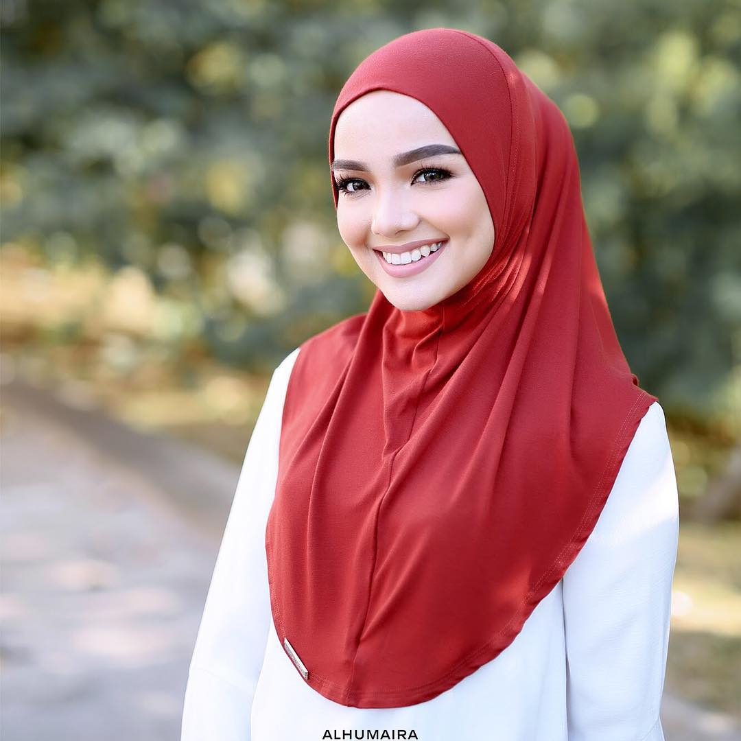 Gaya Hijab Terkini Yang Bisa Anda Tiru Saat Bersantai dan Ditempat Kerja