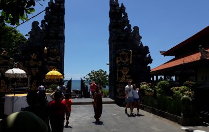 Wisata Pura dan Pantai Tanah Lot Denpasar Bali yang Indah dan Sakral