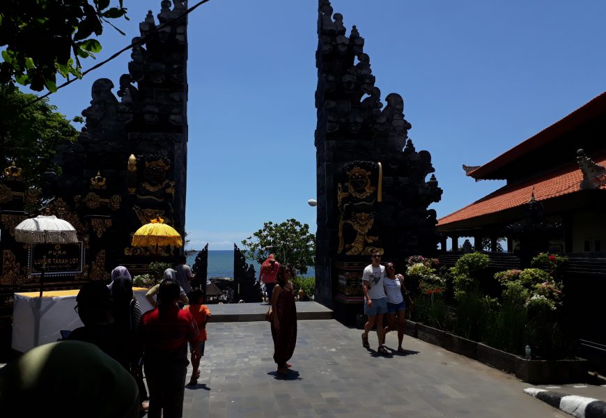 Wisata Pura dan Pantai Tanah Lot Denpasar Bali yang Indah dan Sakral