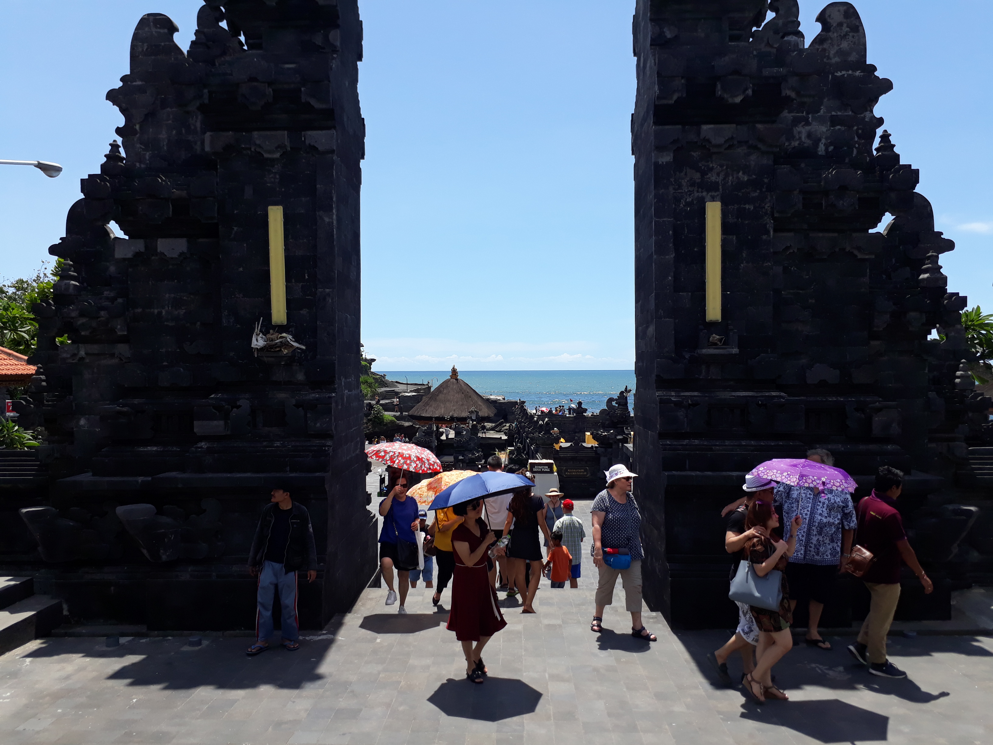 Wisata Pura dan Pantai Tanah Lot Denpasar Bali yang Indah dan Sakral