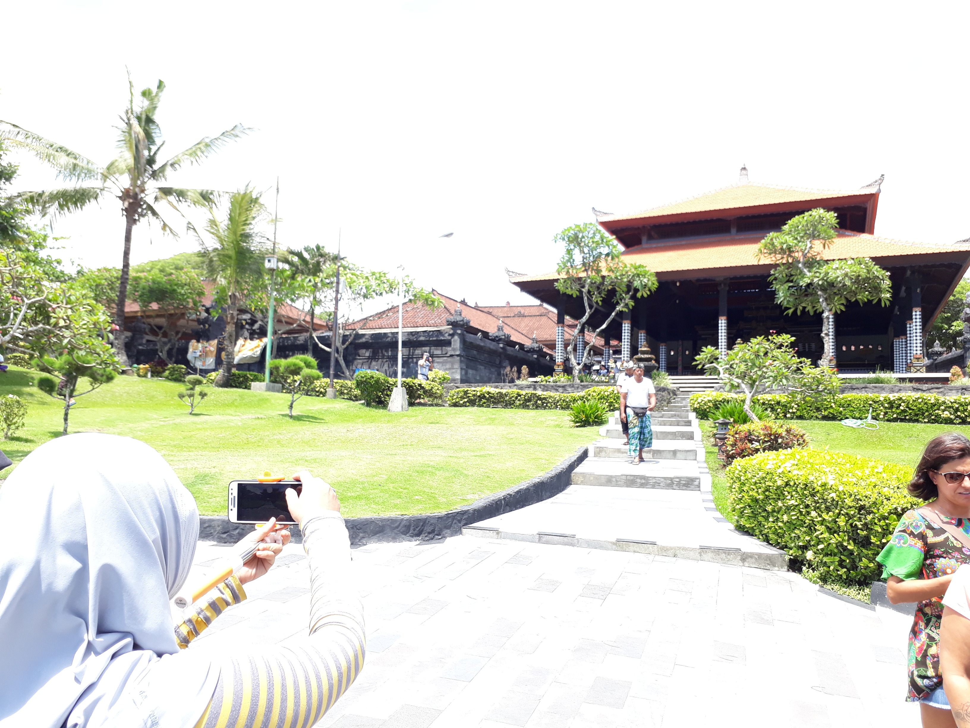 Wisata Pura dan Pantai Tanah Lot Denpasar Bali yang Indah dan Sakral