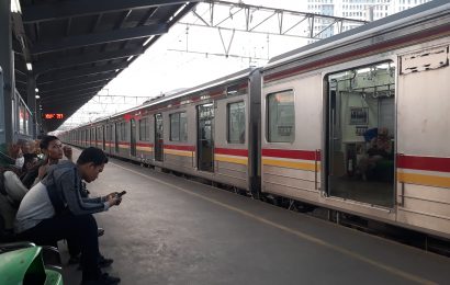 Cara Naek Kereta KRL Rute Cikarang – Kota agar aman tidak berdesakan