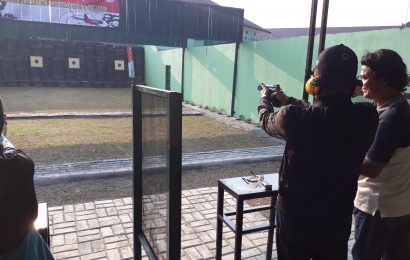 Latihan Menembak Dengan Pistol Membutuhkan Tenaga Dan Konsentrasi