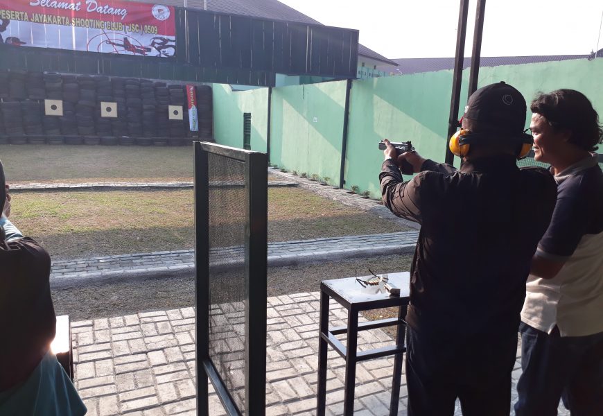 Latihan Menembak Dengan Pistol Membutuhkan Tenaga Dan Konsentrasi