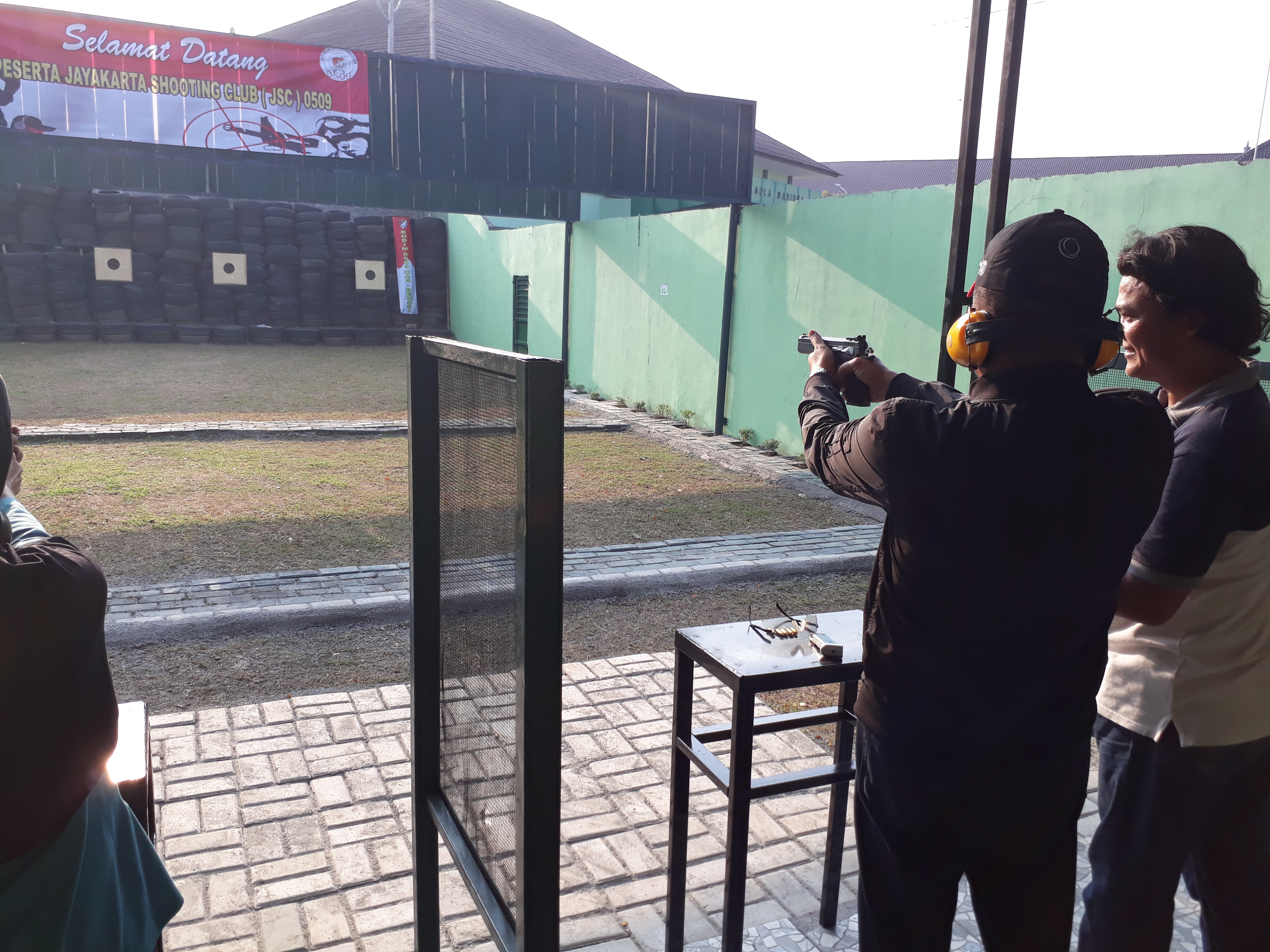 Latihan Menembak Dengan Pistol Membutuhkan Tenaga Dan Konsentrasi