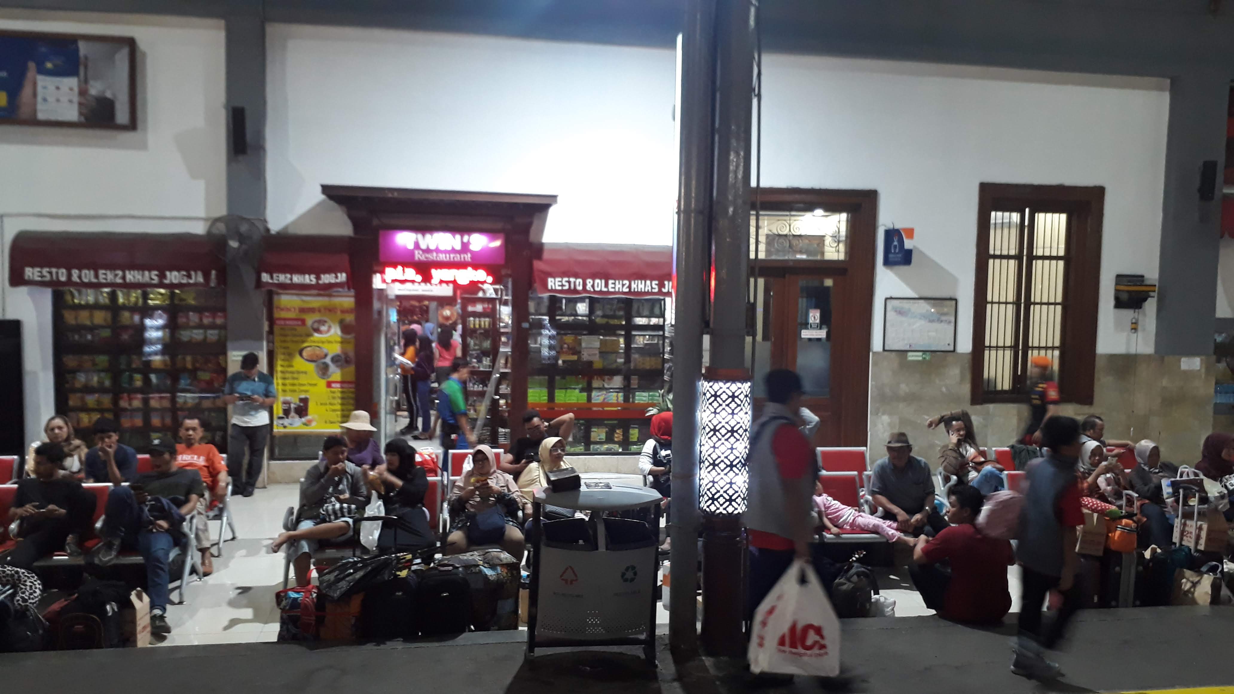 Stasiun Tugu Yogyakarta Yang Bersejarah Kini Kian Bersih Dan Nyaman