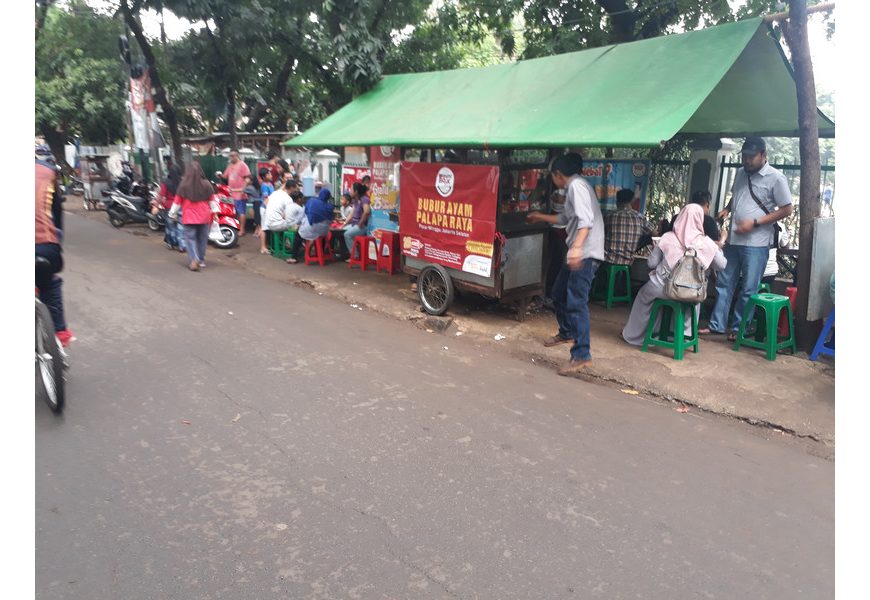 Bubur Ayam Palapa Kaki Lima Yang Selalu Ramai Pengunjung Setiap Hari