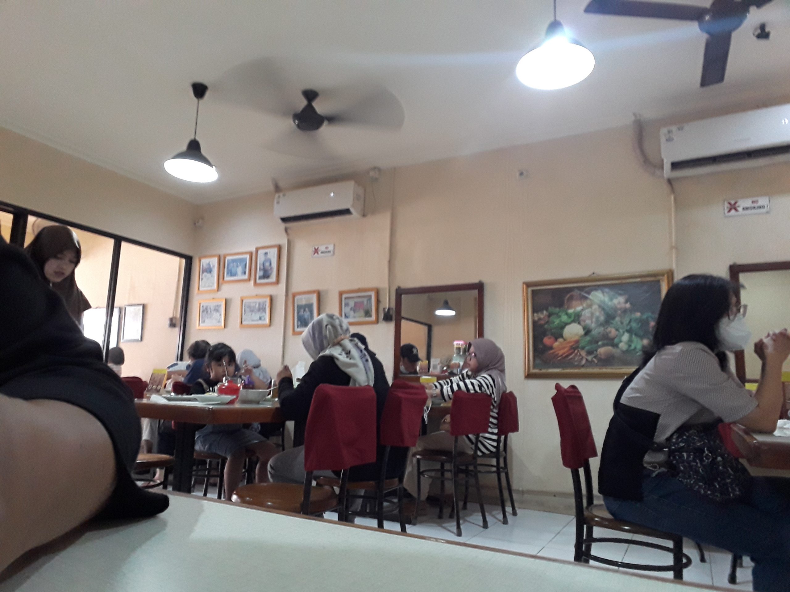 Suasana rumah makan soto